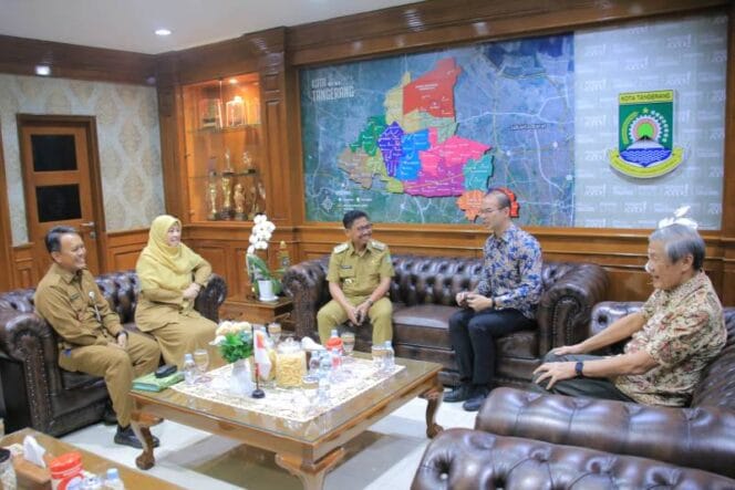 
Wali Kota Tangerang Schrudin Saat menerima delegasi  CLC SingapuraYeon Wen Cong. (Foto: Diskominfo Kota Tangerang)
