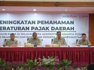 Plt Kepala Suku Badan Pendapatan Kota Administrasi Jakarta Pusat Rusdian Permana (dua dari kiri) saat hadir di acara sosialisasi peningkatan pemahaman peraturan pajak daerah kepada wajib pajak. (Foto : Diskominfoti Jakpus)