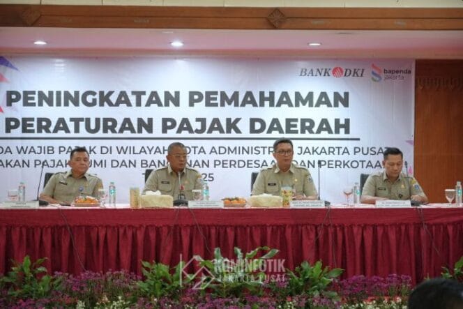 
					Plt Kepala Suku Badan Pendapatan Kota Administrasi Jakarta Pusat Rusdian Permana (dua dari kiri) saat hadir di acara sosialisasi peningkatan pemahaman peraturan pajak daerah kepada wajib pajak. (Foto : Diskominfoti Jakpus)