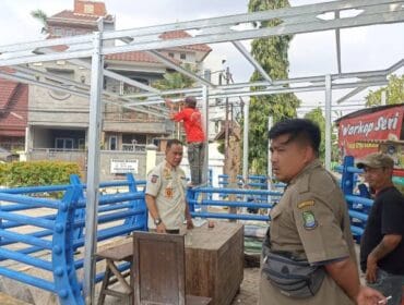 Petugas Trantib Ciledug saat membongkar bangunan liar diatas lahan penampungan air. ( Foto : Tangerangkota.co.id)