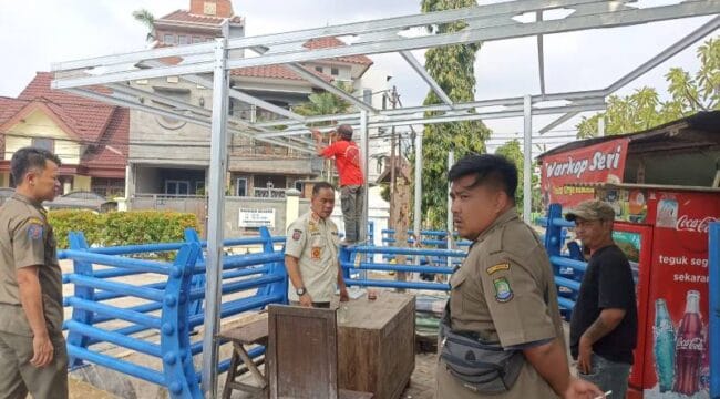 Petugas Trantib Ciledug saat membongkar bangunan liar diatas lahan penampungan air. ( Foto : Tangerangkota.co.id)