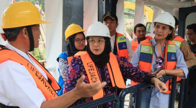 Wakil Bupati Intan Nurul Hikmah saat menijau TPS3R Tanjung Burung Teluknaga. (Foto : Prokopim Pemkab Tangerang)