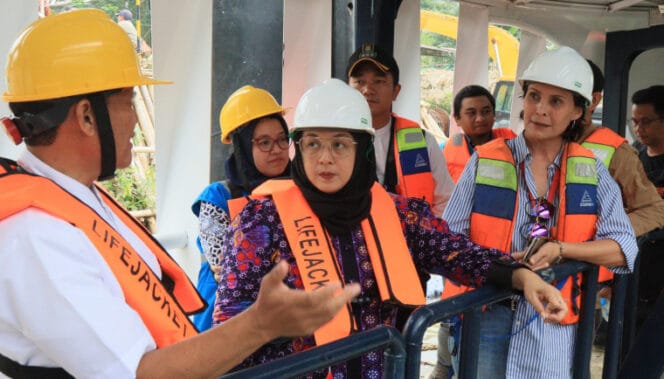 
					Wakil Bupati Intan Nurul Hikmah saat menijau TPS3R Tanjung Burung Teluknaga. (Foto : Prokopim Pemkab Tangerang)