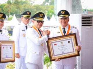 Wali Kota Tangerang Selatan dan Wakilnya Pilar Saga Ichsan saat memperlihatkan Piagam Penghargaan EPPD 2024 . (Foto : Diskominfo Tangsel)