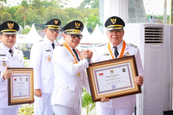 
					Wali Kota Tangerang Selatan dan Wakilnya Pilar Saga Ichsan saat memperlihatkan Piagam Penghargaan EPPD 2024 . (Foto : Diskominfo Tangsel)