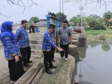 Wali Kota Tangerang, H. Sachrudin, bersama jajaran dan perwakilan UPTD Pengelolaan DAS Cidurian-Cisadane dari Pemprov Banten, saat melakukan peninjauan langsung ke salah satu  titik bendungan. (Foto :tangerangkota.co.id)