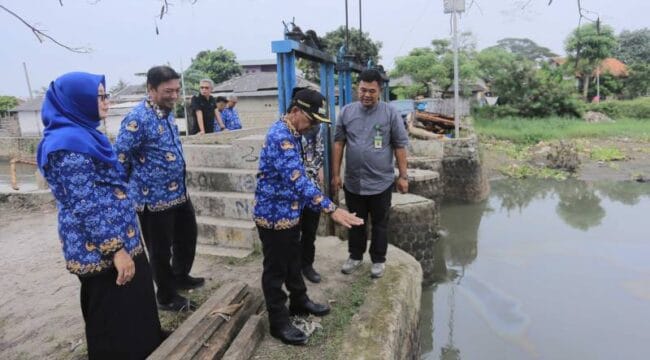 Wali Kota Tangerang, H. Sachrudin, bersama jajaran dan perwakilan UPTD Pengelolaan DAS Cidurian-Cisadane dari Pemprov Banten, saat melakukan peninjauan langsung ke salah satu  titik bendungan. (Foto :tangerangkota.co.id)