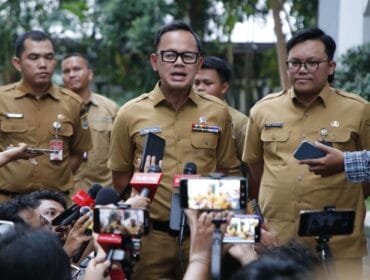 Wakil Menteri Dalam Negeri (Wamendagri) Bima Arya Sugiarto saat memberikan keterangan kepada awak media usai menerima Bupati Indramayu Luck Hakim (Foto : Puspen Kemendagri)