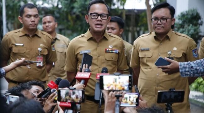 Wakil Menteri Dalam Negeri (Wamendagri) Bima Arya Sugiarto saat memberikan keterangan kepada awak media usai menerima Bupati Indramayu Luck Hakim (Foto : Puspen Kemendagri)