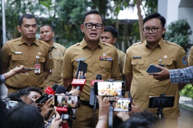 
					Wakil Menteri Dalam Negeri (Wamendagri) Bima Arya Sugiarto saat memberikan keterangan kepada awak media usai menerima Bupati Indramayu Luck Hakim (Foto : Puspen Kemendagri)