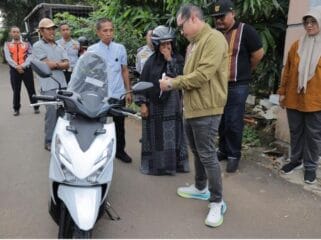 Wakil wali Kota Tamgerang Selatan Pilar Saga Ichsan saat memberikan motor baru kepada petugas LDH yang motornya hilang saat bertugas (Foto : Humas Pemkot Tangsel)