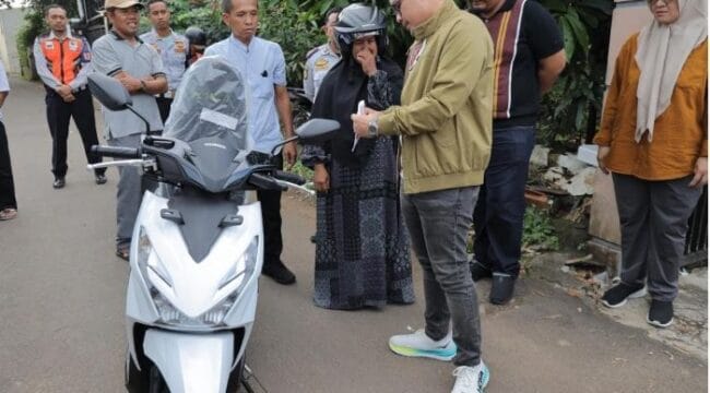 Wakil wali Kota Tamgerang Selatan Pilar Saga Ichsan saat memberikan motor baru kepada petugas LDH yang motornya hilang saat bertugas (Foto : Humas Pemkot Tangsel)