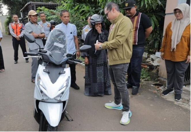 
					Wakil wali Kota Tamgerang Selatan Pilar Saga Ichsan saat memberikan motor baru kepada petugas LDH yang motornya hilang saat bertugas (Foto : Humas Pemkot Tangsel)
