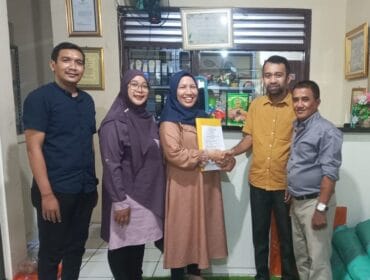 Inisiator Bank Sampah Gunung Mas Vera Nofita berjabat tangan  dengan Pimpinan Umum Jejaknarasi.id usai penandatanganan  MoU. (Foto : Gunawan)