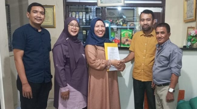 Inisiator Bank Sampah Gunung Mas Vera Nofita berjabat tangan  dengan Pimpinan Umum Jejaknarasi.id usai penandatanganan  MoU. (Foto : Gunawan)