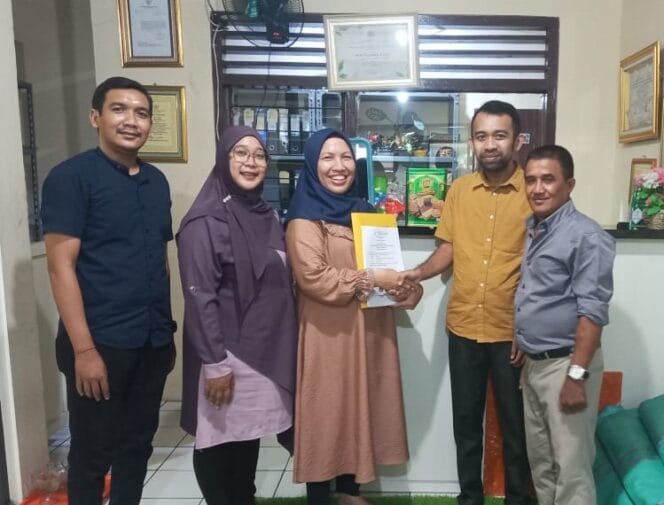
					Inisiator Bank Sampah Gunung Mas Vera Nofita berjabat tangan  dengan Pimpinan Umum Jejaknarasi.id usai penandatanganan  MoU. (Foto : Gunawan)