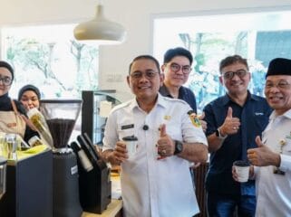 Wali Kota Jakarta Pusat Arifin mengunjungi New Cafe Difabis Coffee and Tea yang baru di resmikan ( Foto : Kominfotik Jakpus)