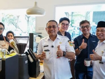 Wali Kota Jakarta Pusat Arifin mengunjungi New Cafe Difabis Coffee and Tea yang baru di resmikan ( Foto : Kominfotik Jakpus)