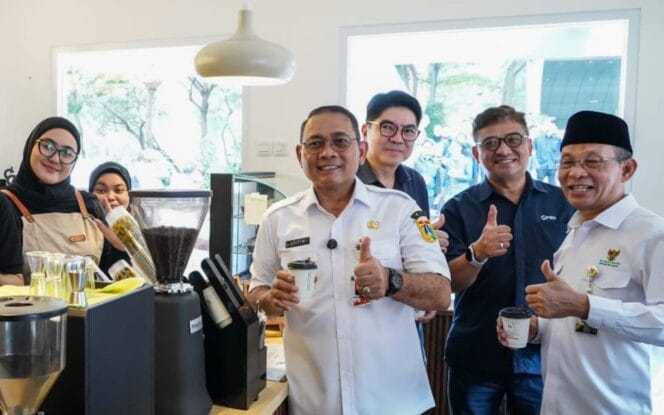 
					Wali Kota Jakarta Pusat Arifin mengunjungi New Cafe Difabis Coffee and Tea yang baru di resmikan ( Foto : Kominfotik Jakpus)