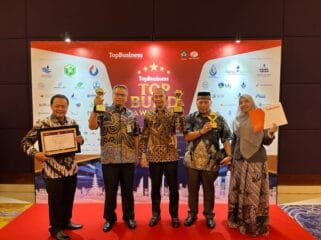 Wali Kota Benyamin Davnie (nomor dua dari kiri) saat menerima trofi penghargaan sebagai TOP Pembina BUMD 2025 (Foto : Diskominfo Tangsel)
