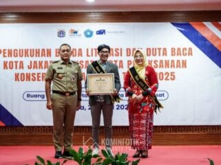 Wali Kota Jakarta Pusat saat foto bersama dengan Duta Baca dan Bunda Literasi usai pengukuhan. (Foto : Diskominfo Jakpus)
