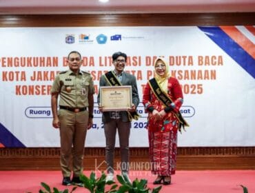 Wali Kota Jakarta Pusat saat foto bersama dengan Duta Baca dan Bunda Literasi usai pengukuhan. (Foto : Diskominfo Jakpus)