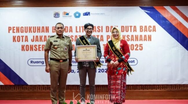 Wali Kota Jakarta Pusat saat foto bersama dengan Duta Baca dan Bunda Literasi usai pengukuhan. (Foto : Diskominfo Jakpus)