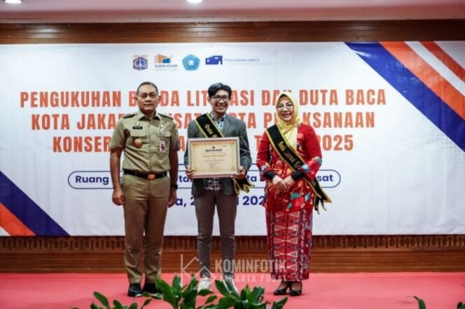 
Wali Kota Jakarta Pusat saat foto bersama dengan Duta Baca dan Bunda Literasi usai pengukuhan. (Foto : Diskominfo Jakpus)