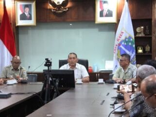 Wali Kota Jakarta Pusat Arifin  didampingi Ketua PWI DKI Jakarta Kesit Handoyo saat memberikan arahan kepada panitia Fun Bike Siwo Jaya 2025. (Foto : PWI Jaya)