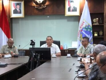 Wali Kota Jakarta Pusat Arifin  didampingi Ketua PWI DKI Jakarta Kesit Handoyo saat memberikan arahan kepada panitia Fun Bike Siwo Jaya 2025. (Foto : PWI Jaya)