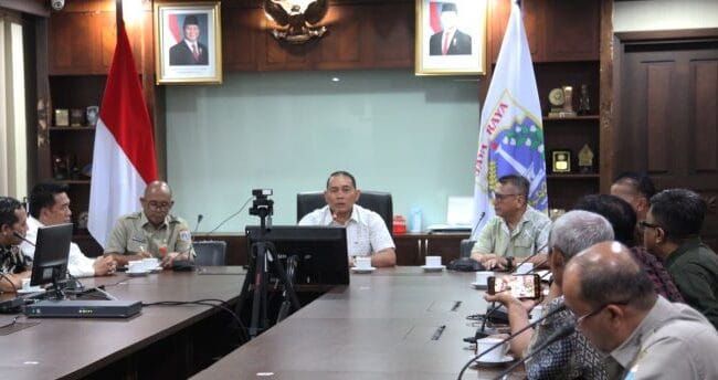 Wali Kota Jakarta Pusat Arifin  didampingi Ketua PWI DKI Jakarta Kesit Handoyo saat memberikan arahan kepada panitia Fun Bike Siwo Jaya 2025. (Foto : PWI Jaya)