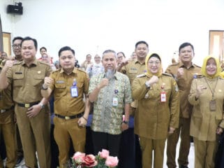Wakil Bupati (Wabup) Intan Nurul Hikmah  saat foto bersama dengan para peserta usai membuka Pelatihan Perencanaan Produksi dan Pengendalian Persediaan (Production Planning & Inventory Control).
(Foto : Prokopim Kab Tangerang)