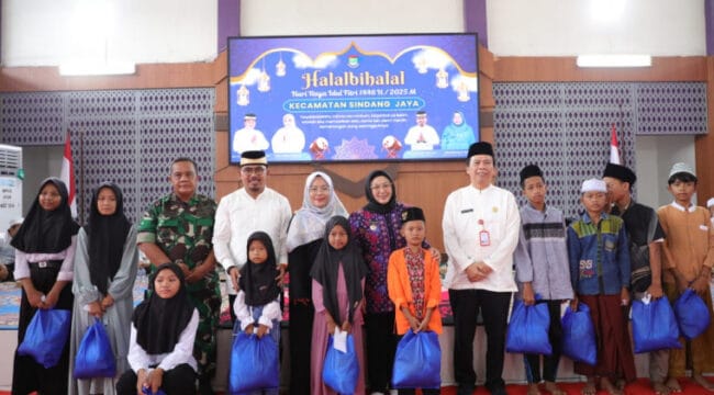 Wakil Bupati Tangerang, Intan Nurul Hikmah saat menghadiri halalbihalal di Sindang Jaya. (Foto : Prokopim Pemkab Tangerang)