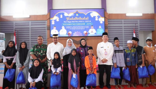
					Wakil Bupati Tangerang, Intan Nurul Hikmah saat menghadiri halalbihalal di Sindang Jaya. (Foto : Prokopim Pemkab Tangerang)