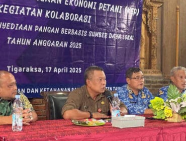 Kepala DPKP Kabupaten Tangerang Asep Jatnika Sutrisno  (tengah). (Foto : Diskominfo Kab.Tangerang)