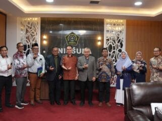 Rombongan KPPU yanmg dipimpin ketuanya Ketua KPPU RI M. Fanshurullah Asa saat diterima Rektor Unissula, Prof. Dr. Gunarto, S.H., M.Hum (Foto : KPPU) 
