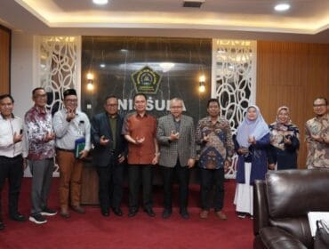 Rombongan KPPU yanmg dipimpin ketuanya Ketua KPPU RI M. Fanshurullah Asa saat diterima Rektor Unissula, Prof. Dr. Gunarto, S.H., M.Hum (Foto : KPPU) 