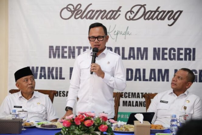 
					Wakil Menteri Dalam Negeri (Wamendagri) Bima Arya Sugiarto saat memberikan sambutan dalam kegiatan Peluncuran dan Dialog Musyawarah Desa/Kelurahan Khusus Pembentukan Koperasi Desa/Kelurahan Merah Putih di Kabupaten Malang  (Foto: Puspen  Kemendagri)