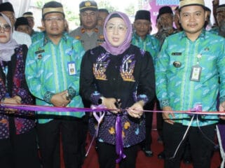 Wakil Bupati Intan Nurul Hikmah saat menggunting pita dala peresmian Kantor Desa Lebak Wangi, Sepatan  Timur (Foto : Diskominfo Pemkab, Tangerang)