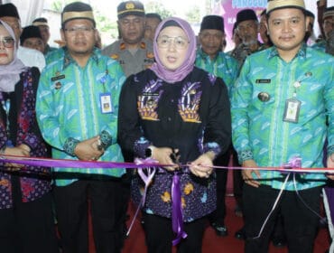 Wakil Bupati Intan Nurul Hikmah saat menggunting pita dala peresmian Kantor Desa Lebak Wangi, Sepatan  Timur (Foto : Diskominfo Pemkab, Tangerang)