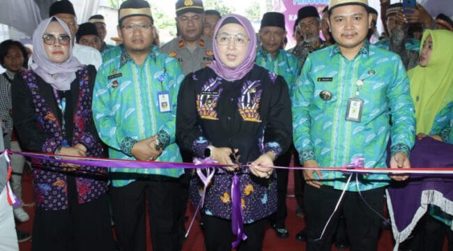Wakil Bupati Intan Nurul Hikmah saat menggunting pita dala peresmian Kantor Desa Lebak Wangi, Sepatan  Timur (Foto : Diskominfo Pemkab, Tangerang)