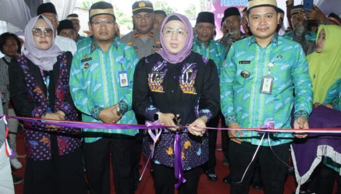 
					Wakil Bupati Intan Nurul Hikmah saat menggunting pita dala peresmian Kantor Desa Lebak Wangi, Sepatan  Timur (Foto : Diskominfo Pemkab, Tangerang)