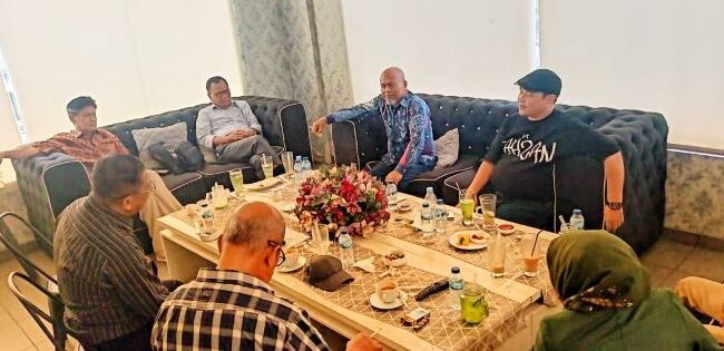Jajaran Dewan Kehormatan PWI Pusat dan Ketua Umu PWIZulmansyah Sekedang saat bertemu dengan Kepolisian Polda Metro Jaya (Foto : PWI Pusat)