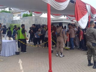 Para Petugas Satpol PP  Kabupaten Tangerang saat mengamankan perayaanb wafatnya Yesus Kristus. (Foto : Diskominfo Kab. Tangerang). 
