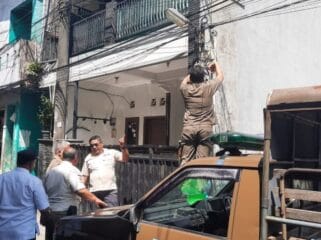 Salah seorang petugas Satpol PP saat menertibkan kabel Semrawut milik  pelasku usaha internet ilegal , (Foto : tangerangkota.co.id)