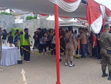 Para Petugas Satpol PP  Kabupaten Tangerang saat mengamankan perayaanb wafatnya Yesus Kristus. (Foto : Diskominfo Kab. Tangerang). 