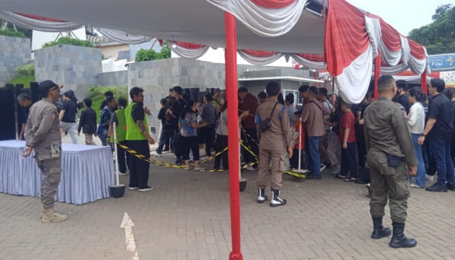 
					Para Petugas Satpol PP  Kabupaten Tangerang saat mengamankan perayaanb wafatnya Yesus Kristus. (Foto : Diskominfo Kab. Tangerang). 