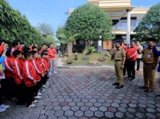 Wali Kota Tangerang Sachrudin saat melepas 14 pemain SSB Salfas Soccer U-10 (Foto : tangerangkota.co.id)