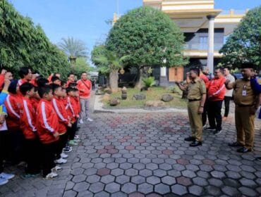 Wali Kota Tangerang Sachrudin saat melepas 14 pemain SSB Salfas Soccer U-10 (Foto : tangerangkota.co.id)