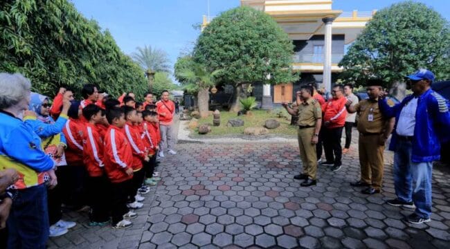 Wali Kota Tangerang Sachrudin saat melepas 14 pemain SSB Salfas Soccer U-10 (Foto : tangerangkota.co.id)